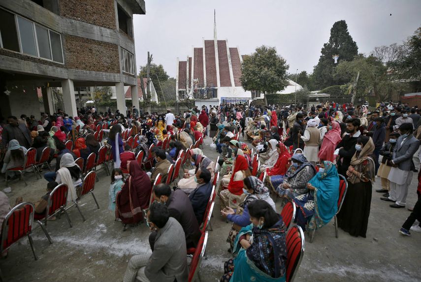 Cristianos con mascarilla en una misa de Navidad en la iglesia de Nuestra Señora de Fátima en Islamabad, Pakistán, el viernes 25 de diciembre de 2020.&nbsp;