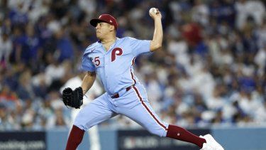 Ranger Suárez #55 de los Filis de Filadelfia lanza contra los Dodgers de Los Ángeles durante la séptima entrada del tercer juego de la Serie Divisional de la Liga Nacional en el Dodger Stadium el 8 de octubre de 2025 en Los Ángeles, California.&nbsp;