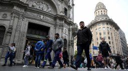Personas caminan en el distrito financiero de Buenos Aires el 8 de septiembre de 2025.
