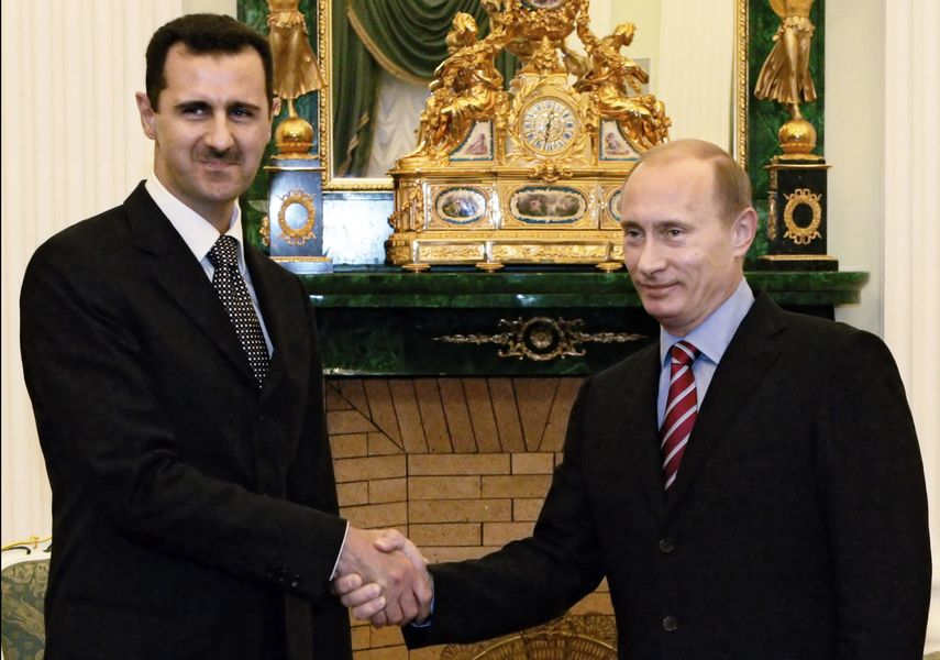 El presidente de Rusia Vladimir Putin da la mano a su homólogo, Bashar al-Ásad.&nbsp;
