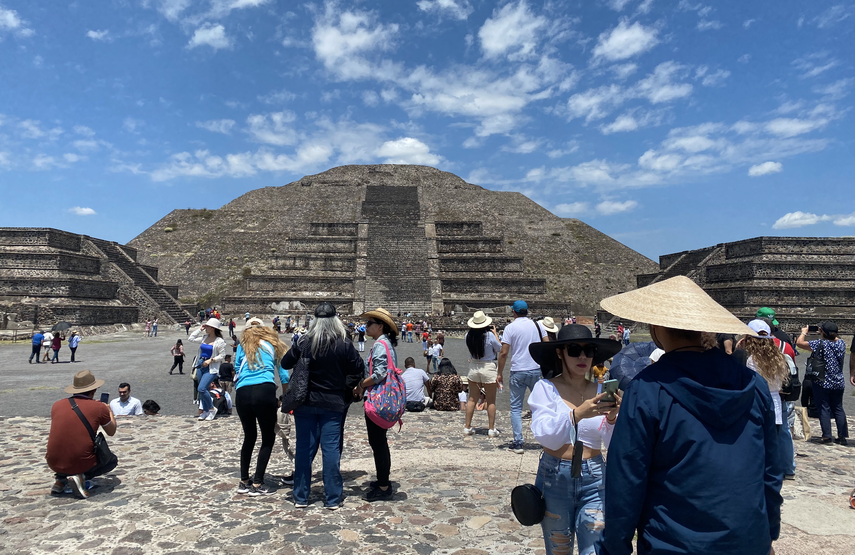 En estas fechas festivas, los sitios históricos de México -como las pirámides de Teotihuacán- reciben numerosas visitas.