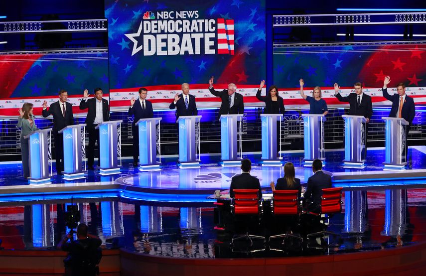Diez aspirantes a la nominación demócrata para las elecciones de 2020 levantan la mano en señal de apoyo a la idea de ofrecer cobertura médica a los inmigrantes indocumentados en EEUU.