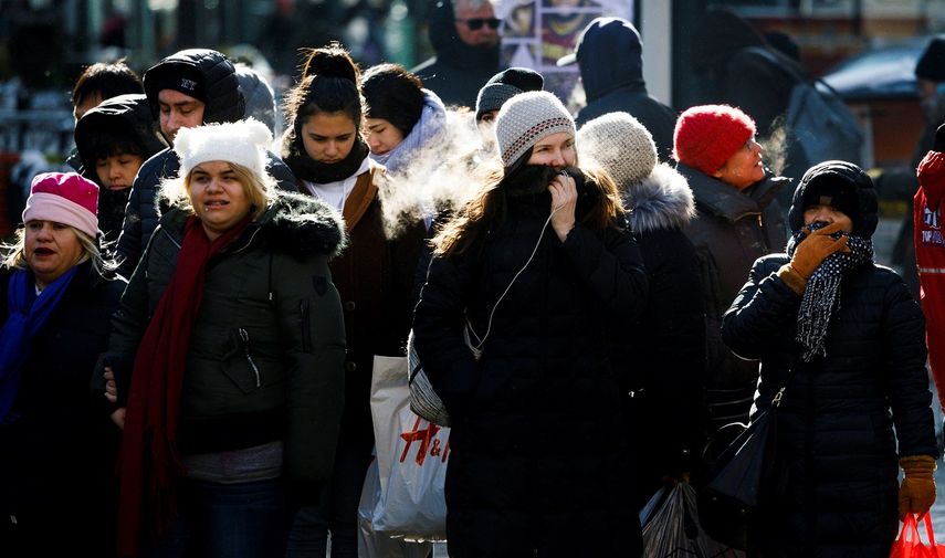 Parte de la costa este, desde Maine hasta Carolina del Sur, seguirá sufriendo el frío aunque los vientos no serán tan helados como los del viernes o el sábado, según los meteorólogos.