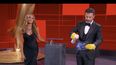 La actriz Jennifer Aniston junto con el anfitrión de los Emmy, Jimmy Kimmel.&nbsp;