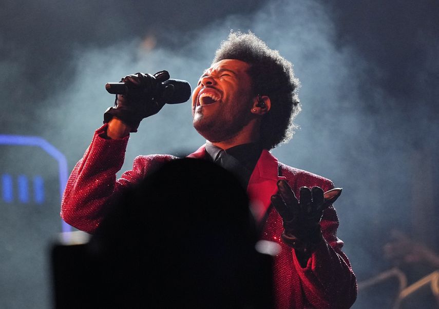 The Weeknd canta durante su espectáculo del medio tiempo del Super Bowl el 7 de febrero de 2021 en Tampa, Florida. The Weeknd fue desairado por los Grammy, pero recibió 16 nominaciones a los Premios Billboard de la Música el jueves 29 de abril de 2021.&nbsp;