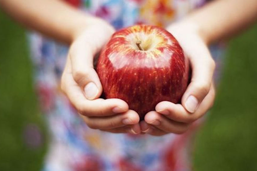 Estudios demuestran que quienes comen una manzana diaria tienen mejor salud cardíaca