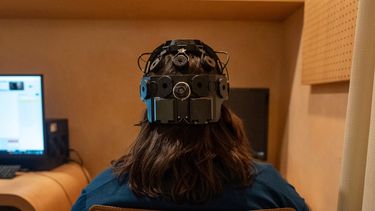 Emily Hollenbeck, paciente de terapia de estimulación cerebral profunda, muestra un dispositivo EEG que registra la actividad cerebral mientras ella ve videos cortos en el Q-Lab, el 20 de diciembre de 2023, de Mount Sinai, en Nueva York.