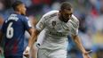 Benzema marc&oacute; sus tantos en un lapso de seis minutos, primero con un remate de cabeza a los 25 y ampli&oacute; con un disparo de zurda a los 31. El brasile&ntilde;o Casemiro convirti&oacute; el tercero en una primera mitad de lucimiento merengue a los 40.