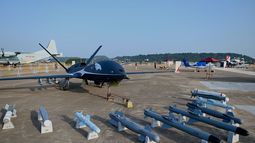 La imagen muestra un drone militar del ejército de china y diferentes municiones.