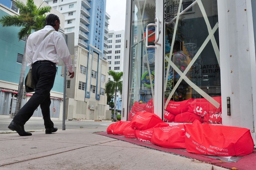 En rueda de prensa, el portavoz de la Casa Blanca alertó de que Matthew puede ser el mayor y más poderoso huracán que golpea a EEUU en una década&nbsp;