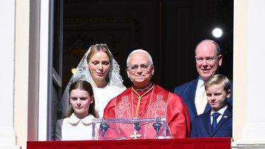 El papa León XIV, junto con el príncipe Alberto II de Mónaco, su esposa la princesa Charlene y sus hijos Gabriella y Jacques, saludan a los fieles desde el balcón del Palacio del Príncipe, en Mónaco, el 28 de marzo de 2026. El papa León XIV se encuentra de viaje apostólico en Mónaco.