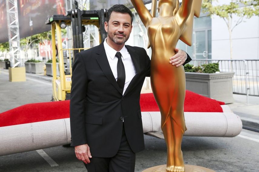 En esta fotograf&iacute;a del 14 de septiembre de 2016 el presentador Jimmy Kimmel posa junto a una r&eacute;plica de la estatuilla de los Emmy en el d&iacute;a de prensa de los Premios Primetime Emmy en Los Angeles.&nbsp;