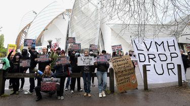 ARCHIVO. Manifestantes y miembros del colectivo SIPE (Stop Impunity of Livestock Professionals) sostienen pancartas durante una manifestación contra las pieles frente a la Fundación Louis Vuitton, en París, el 23 de abril, 2023. Ambientalistas atacaron la fachada de la fundación.