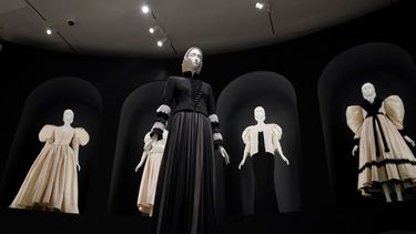 La moda del difunto diseñador alemán Karl se muestra durante la vista previa para la prensa de la exposición del Instituto del Traje titulada Karl Lagerfeld: A Line of Beauty en el Museo Metropolitano de Arte de Nueva York (MET) el 1 de mayo de 2023.