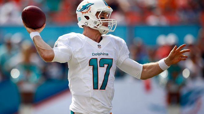 Ryan Tannehill completó 25 de 41 pases para 236 yardas, pero no fue suficiente y Miami volvió a caer. (ARCHIVO)