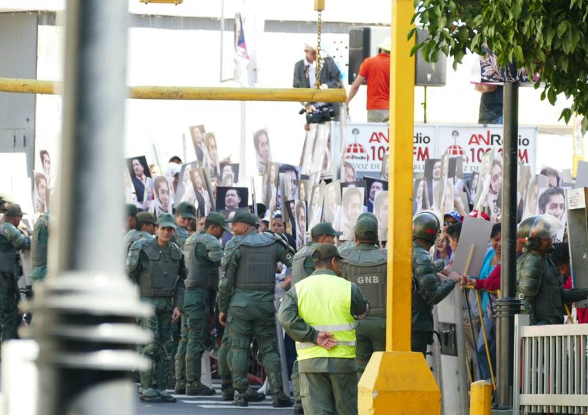 Los seguidores del chavismo marcharon desde Parque Carabobo hasta las cercanías de la AN, debido a que la Guardia Nacional Bolivariana (policía militarizada) bloquea el paso hacia el Parlamento