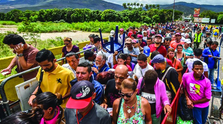 Miles de venezolanos cruzan a diario la frontera en busca de mejores oportunidades de vida en Colombia.