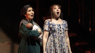 Maureen McKay y Karin Mushegain ensayan la ópera A Thousand Splendid Suns (Mil soles espléndidos) en el Marion Oliver McCaw Hall del Seattle Center, en Seattle, Washington.