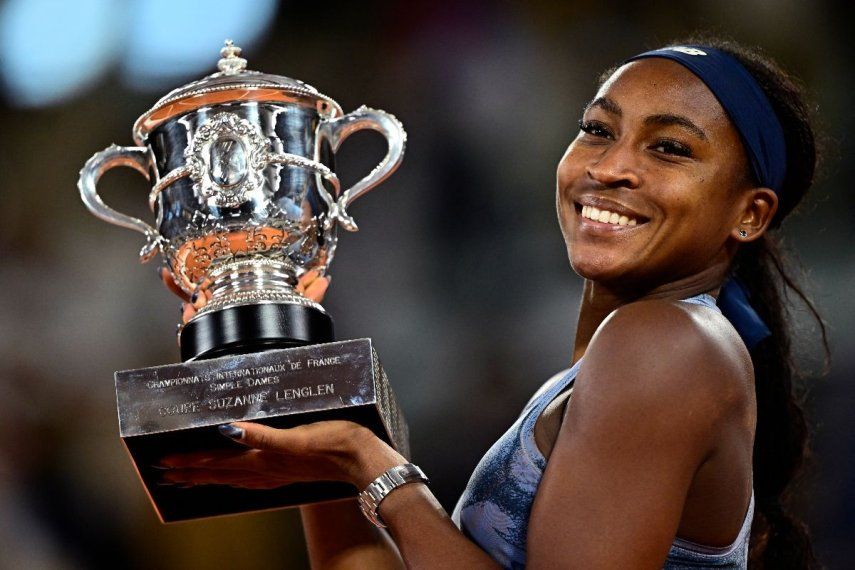 La estadounidense Coco Gauff sostiene el trofeo tras ganar la final individual femenina del Abierto de Francia contra la bielorrusa Aryna Sabalenka, en la cancha Philippe-Chatrier del complejo Roland-Garros de París, el 7 de junio de 2025. 