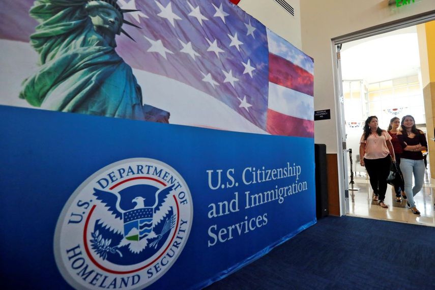 Personas llegan para el inicio de una ceremonia de naturalización en la oficina del Servicio de Ciudadanía e Inmigración en Miami. Imagen del 17 de agosto de 2018.