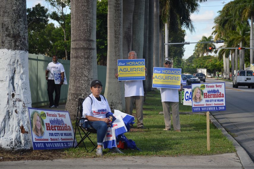 Voluntarios de candidatos a la Comisi&oacute;n de Miami esperan por la llegada de votantes al colegio electoral 545.