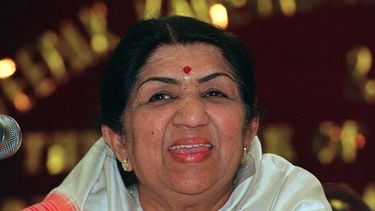En esta foto de archivo tomada el 28 de abril de 1999, la cantante Lata Mangeshkar responde preguntas en una conferencia de prensa en Mumbai. La amada cantante de Bollywood, Lata Mangeshkar, murió a la edad de 92 años.