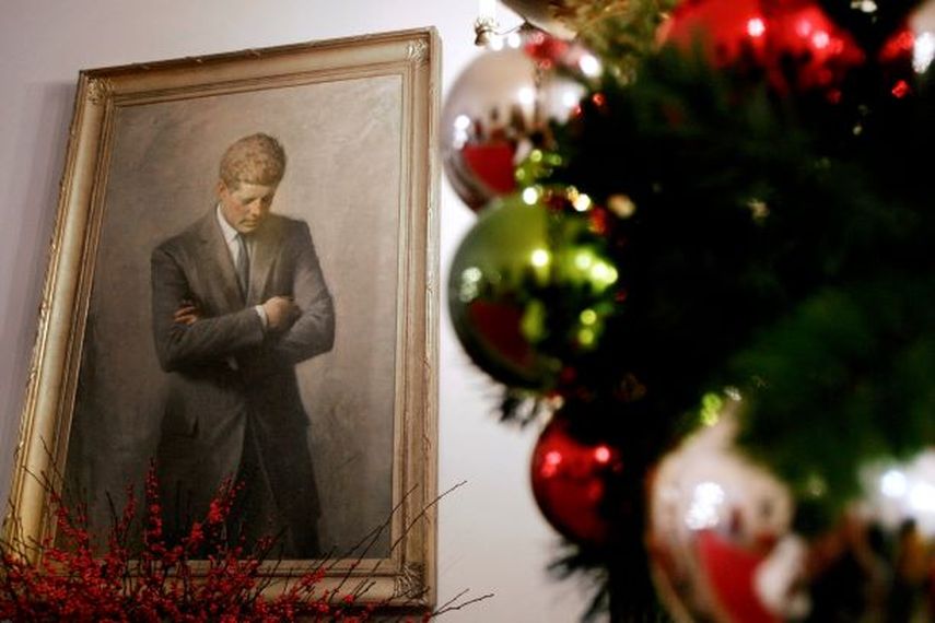 La foto de archivo del 30 de noviembre de 2006 muestra el retrato del expresidente John F. Kennedy, enmarcado por decoraciones navideñas, en la Casa Blanca en Washington. Exhiben una carta del presidente John F. Kennedy a una niña temerosa por la seguridad de Santa Claus. La Biblioteca y Museo JFK en Boston exhibe la carta y otros artefactos con tema navideño en su vestíbulo .