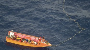 En esta imagen proporcionada por la Fuerza Aérea de Nueva Zelanda (RNZAF, por sus siglas en ingés), varios tripulantes hacen señas al avión neozelandés Orion cerca de la isla de Makin, en Kiribati, el lunes 23 de mayo de 2022.&nbsp;
