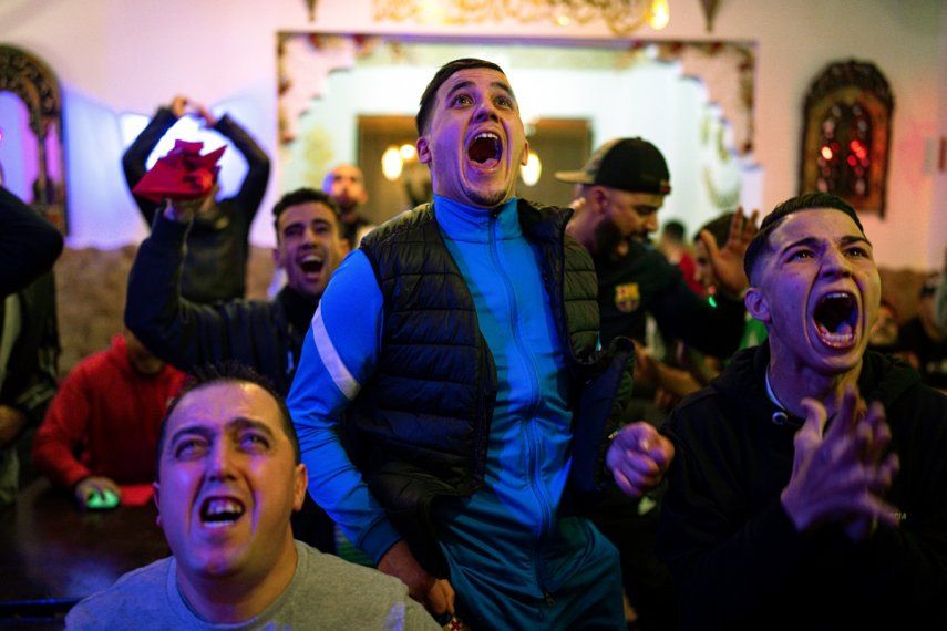 Hinchas de Marruecos en la ciudad española de Barcelona celebran la victoria ante España en los octavos de final del Mundial de Catar, el martes 6 de diciembre de 2022.