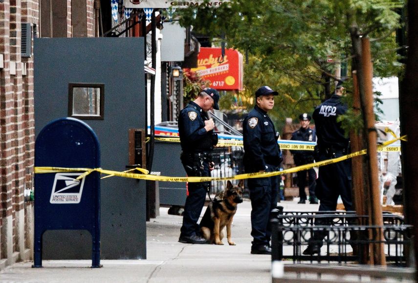 El FBI detuvo hoy en el estado de Florida a un hombre relacionado con el envío de&nbsp;paquetes&nbsp;sospechosos, que han sido dirigidos principalmente a figuras demócratas y a críticos del presidente Donald Trump, informó el Departamento de Justicia.