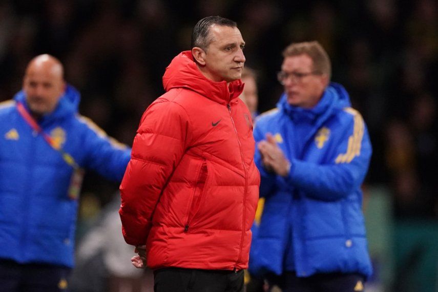 Vlatko Andonovski, entrenador de la selección femenina de Estados Unidos, observa el partido de octavos de final de su equipo en contra de Suecia, en Melbourne, Australia, el 6 de agosto de 2023. Andonovski renunció a su cargo, una persona con conocimiento de la decisión le dijo a The Associated Press el miércoles 16 de agosto. El movimiento se da a menos de dos semanas de la eliminación del equipo en el Mundial femenino.