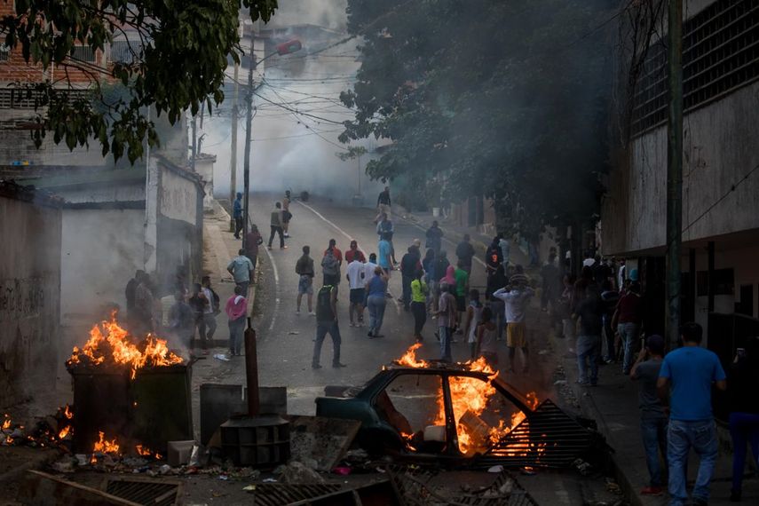 Al menos una decena de protestas callejeras que se iniciaron la noche del lunes en Caracas se extendieron hasta la madrugada de este martes