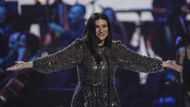 Laura Pausini celebra tras recibir el premio de la Personas del Año de la Academia Latina de la Grabación en Sevilla, España, el 15 de noviembre de 2023.