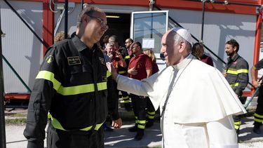 Papa Francisco saluda a sus fieles en la localidad de Cittareale, Italia