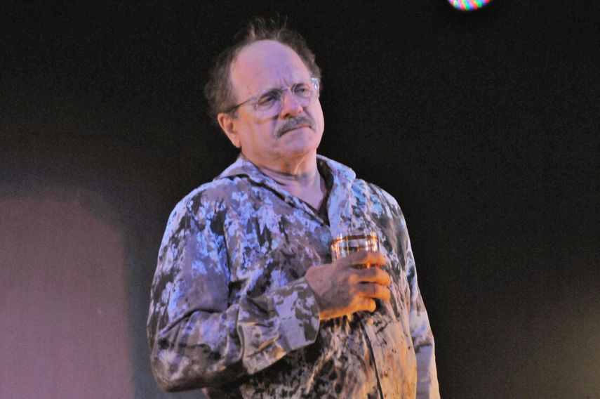 Orlando Urdaneta se mete en la piel de Rothko &nbsp;y convence al público que está en presencia de un hombre que está desesperado por ser comprendido y aceptado.