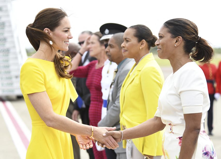 La duquesa de Cambridge es recibida por funcionarios del Gobierno al llegar al Aeropuerto Internacional Norman Manley en Kingston durante una visita a Jamaica para conmemorar el jubileo de platino de la reina el 22 de marzo de 2022.&nbsp;
