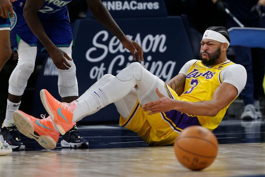 Anthony Davis alero de los Lakers de Los Ángeles fuera por cuatro semanas
