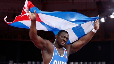 En esta foto del 8 de agosto de 2019, el luchador cubano Mijaín López con su bandera tras vencer al venezolano Moisés Pérez en la final de los 130 kg de lucha grecorromana en los Juegos Panamericanos de Lima