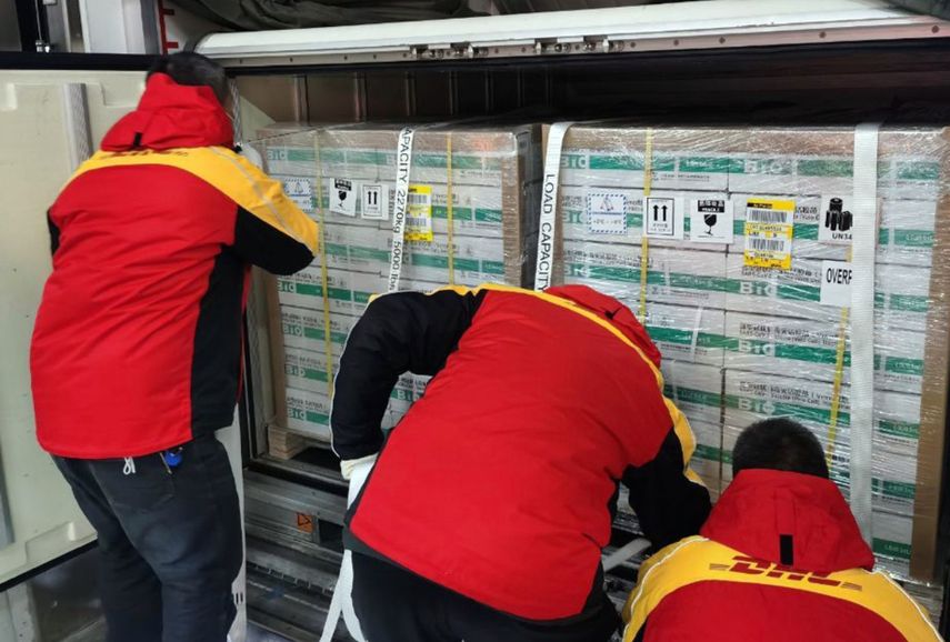 Esta imagen distribuida publicada el 5 de febrero de 2021 por la Presidencia peruana muestra a técnicos en Beijing, China trabajando en un ambiente de temperatura controlada preparando un envío inicial de 300,000 dosis de la vacuna COVID-19 Sinopharm, programada para llegar a Perú el 13 de febrero.