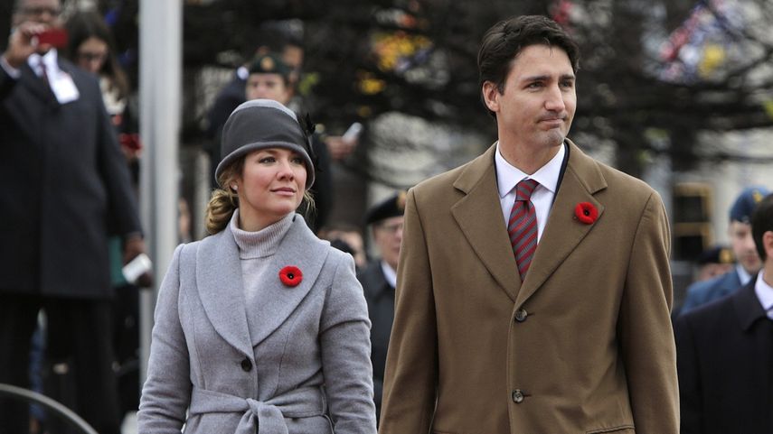El primer ministro canadiense Justin Trudeau camina junto a su esposa Sophie Grégoire Trudeau.