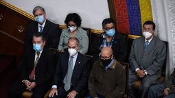 Los recién nombrados rectores del Consejo Nacional Electoral de Venezuela (CNE), Roberto Picón (izq.) Y Alexis Corredor Pérez (centro), participan en una sesión extraordinaria de la Asamblea Nacional, en Caracas, el 4 de mayo de 2021.