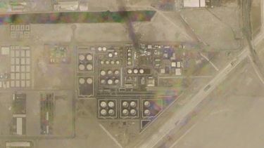 En esta imagen por satélite distribuida por Planet Labs PBC, humo alzándose de un depósito de combustible de Abu Dhabi National Oil Co. en el vecindario de Mussafah, Abu Dhabi, en Emiratos Árabes Unidos, el lunes 17 de enero de 2022. Tres personas murieron en un ataque de dron reivindicado por rebeldes hutíes en Yemen, que también provocó un incendio en el aeropuerto internacional de Abu Dhabi.&nbsp;
