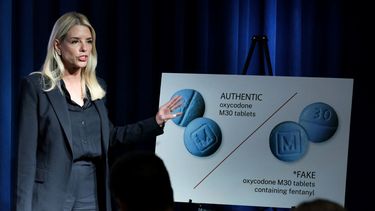 La secretaria de Justicia de Estados Unidos explica las incautaciones de potentes drogas por parte de la DEA en el comercio de drogas por la frontera con México.