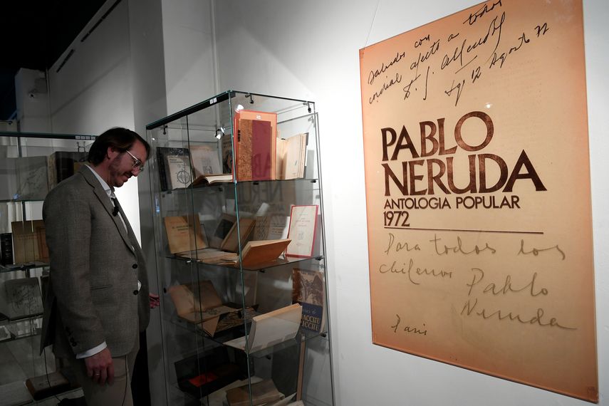El coleccionista espa&ntilde;ol Santiago Vivanco mira su colecci&oacute;n durante la presentaci&oacute;n de la subasta Primeras ediciones, manuscritos, correspondencia, fotograf&iacute;as, etc. de Pablo Neruda en Barcelona el 27 de febrero de 2020.