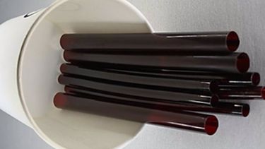 Estas nuevas pajitas de bioplástico fabricadas con fécula de patata y lignina son resistentes al agua pero biodegradables.&nbsp;