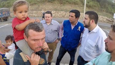 David Smolansky (2do der.), comisionado del secretario general de la OEA para&nbsp;la crisis de migrantes y refugiados venezolanos, en su visita a Brasil.