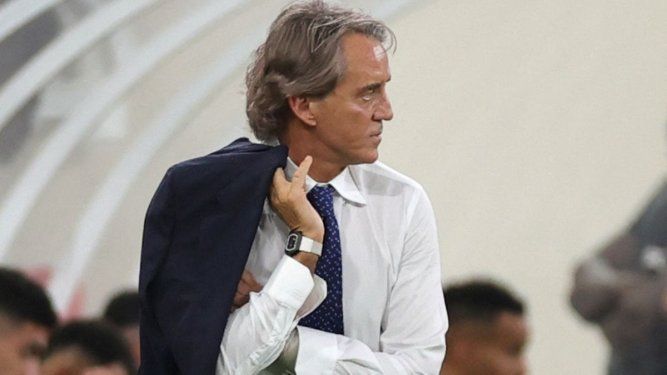 El técnico Roberto Mancini, en ese momento al mando de la selección de Arabia Saudita, durante un partido ante Baréin, el 15 de octubre de 2024.