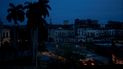 Un vecindario permanece a oscuras durante un apagón provocado por el paso del huracán Ian en La Habana, Cuba, la madrugada del miércoles 28 de septiembre de 2022.
