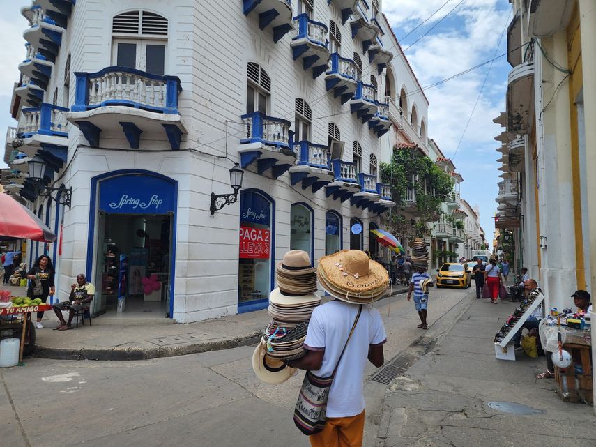 Un vendedore de productos artesanales en una calle de Cartagena de Indias, Colombia.