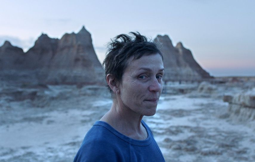 En esta imagen difundida por Searchlight Pictures, la actriz Frances McDormand en una escena de la pel&iacute;cula Nomadland, de Chloe Zhao. El film se estrenar&aacute;&nbsp;en los grandes&nbsp;festivales&nbsp;de cine.